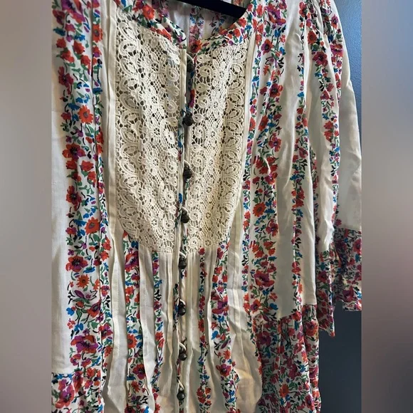 Anthropologie | Maeve Floral Peasant Top | Bell Sleeves | Button | Lace | Size 4 - Picture 3 of 7